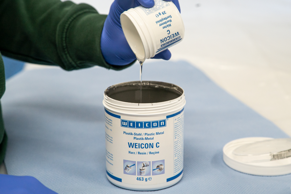 WEICON C Resina Epoxi | sistema de resina epoxi rellena de aluminio para reparaciones y moldeo